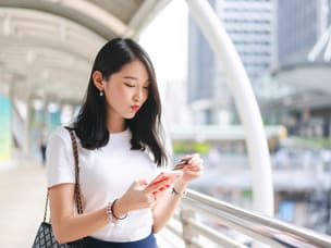 Person shoppt online mit Gift With Purchase Technolgie durch Awin's neue Partnerschaft mit BrandSwap