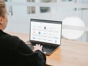 Angestellte/r im Büro sieht sich Awin's 2024 Power 100 mit den innovativsten PartnerInnen weltweit an